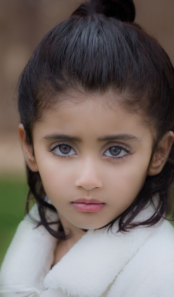 Красивая девочка с большими глазами