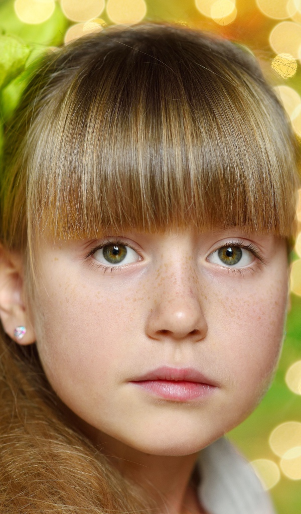 Красивая девочка с длинными волосами и длинной челкой