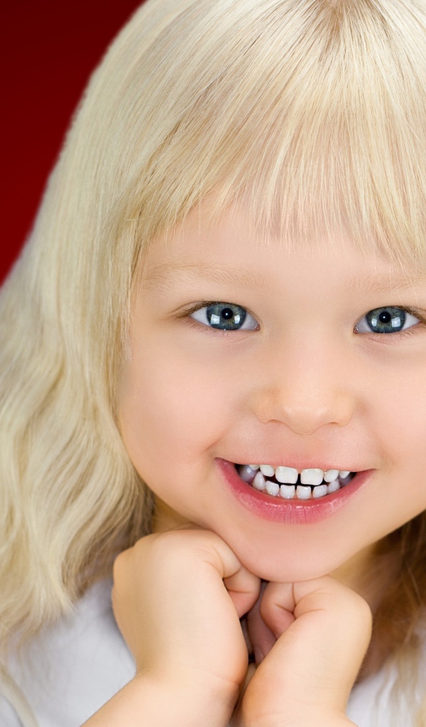 Голубоглазая девочка блондинка с крыльями ангела 