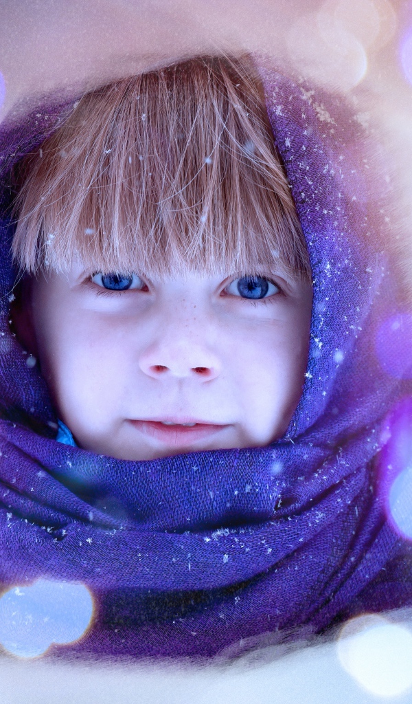 Голубоглазая девочка в синем платке 