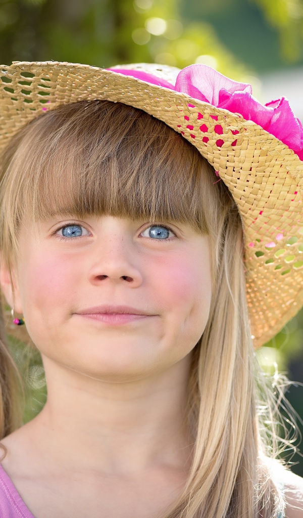 Голубоглазая девочка в соломенной шляпе