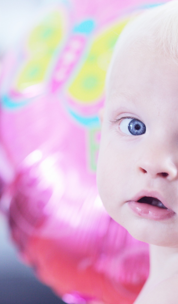 Голубоглазый маленький мальчик на фоне шарика