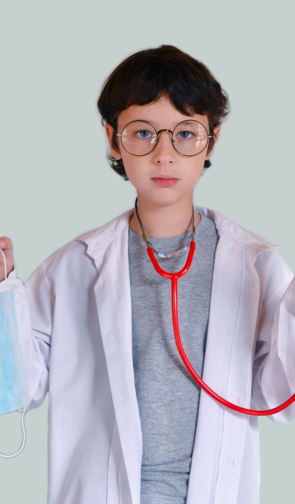 Мальчик с фонендоскопом и медицинской маской