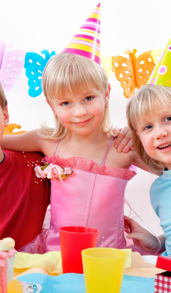 Веселые дети отмечают день рождения 