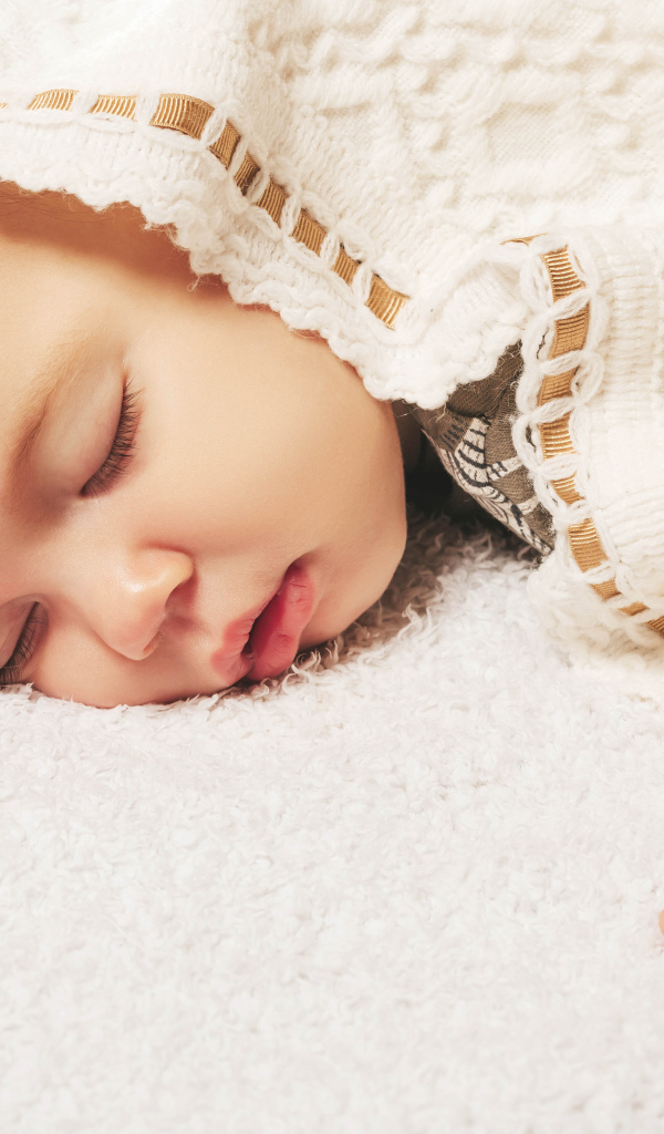 Милый спящий ребенок под покрывалом 