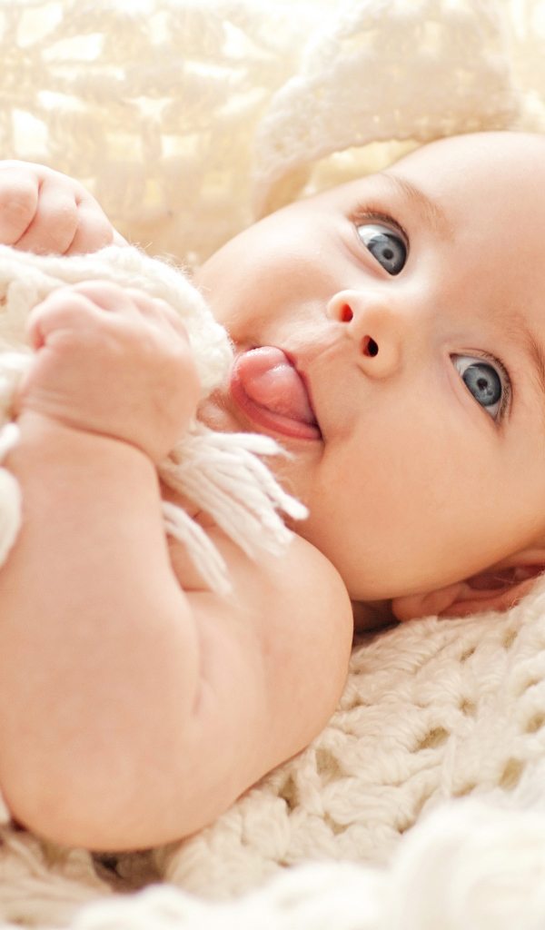 Забавный грудной ребенок с высунутым языком