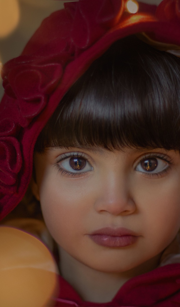 Девочка с большими карими глазами в красном капюшоне