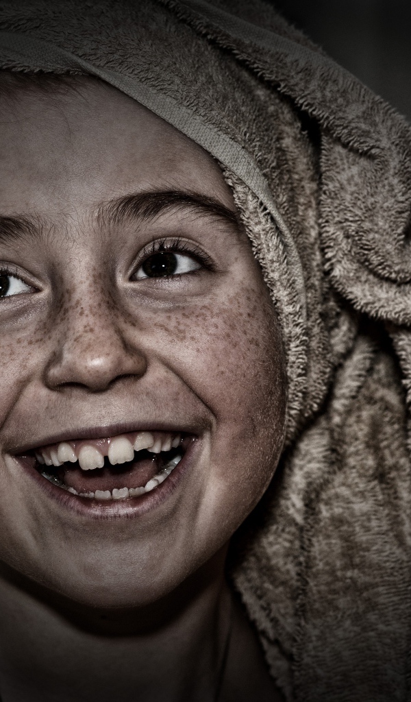 Девушка с веснушками на лице с полотенцем на голове