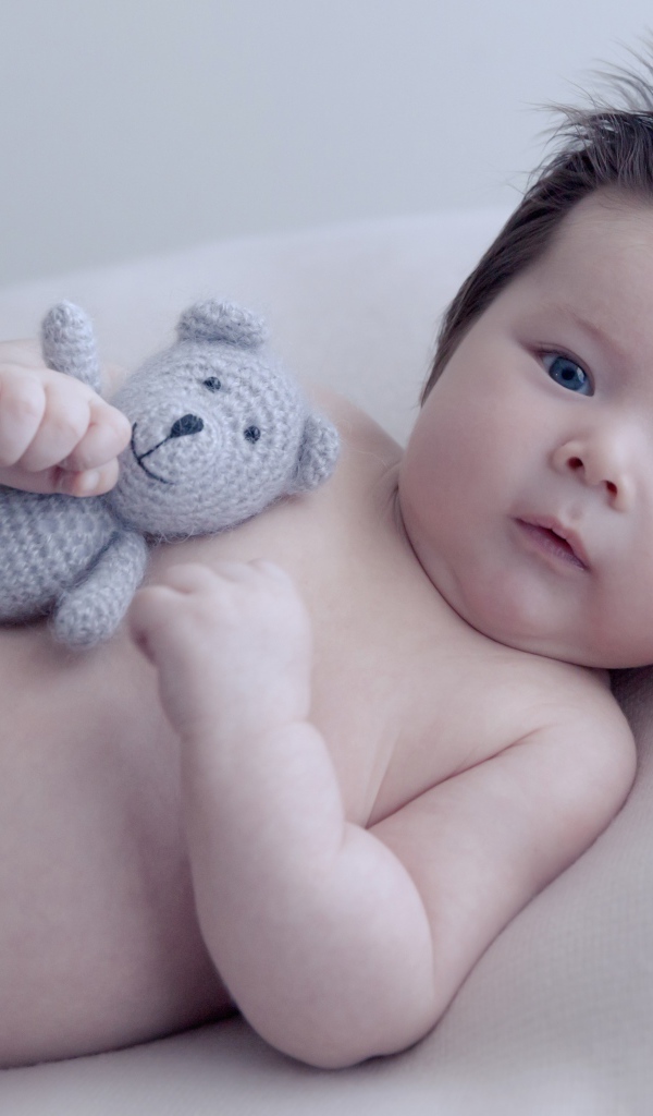 Грудной ребенок с шевелюрой на голове 