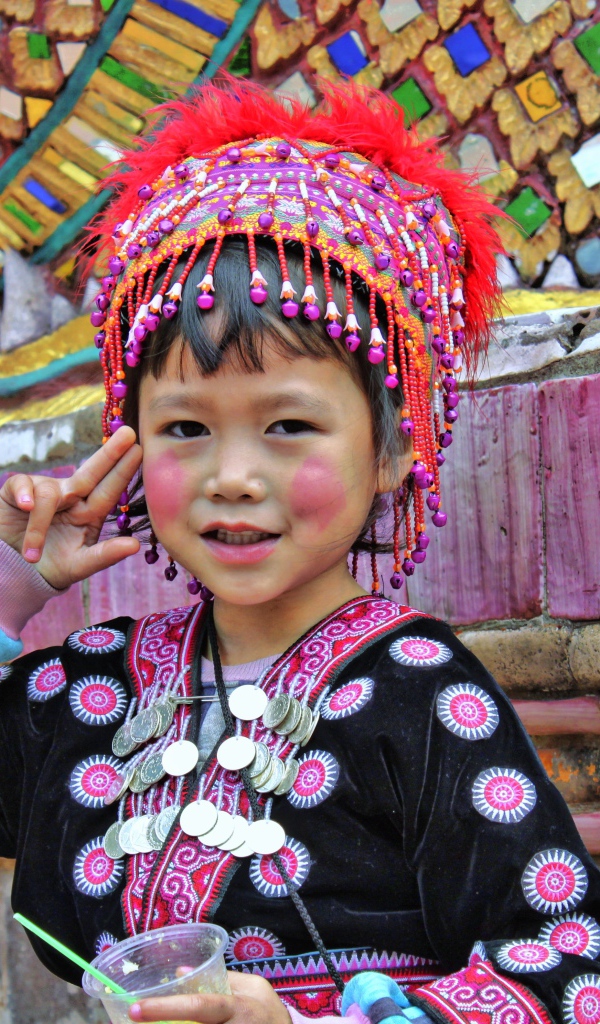 Маленькая девочка азиатка в национальном костюме 