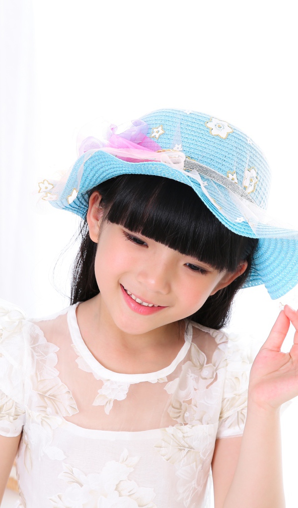 Маленькая девочка азиатка в белом платье 