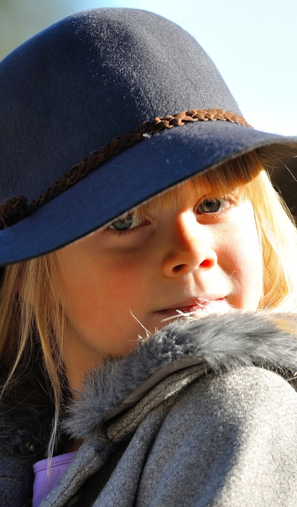 Маленькая девочка блондинка в шляпе