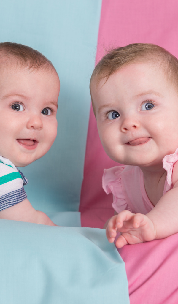 Маленькие мальчик и девочка двойняшки 