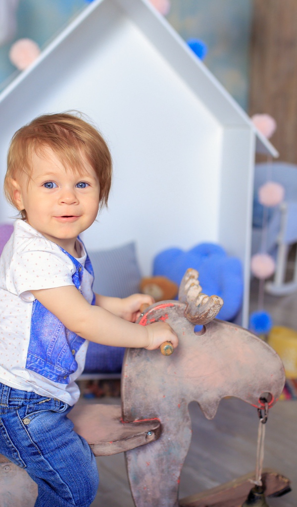 Маленький мальчик в игровой комнате