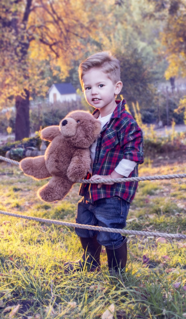 Маленький мальчик с игрушечным медведем