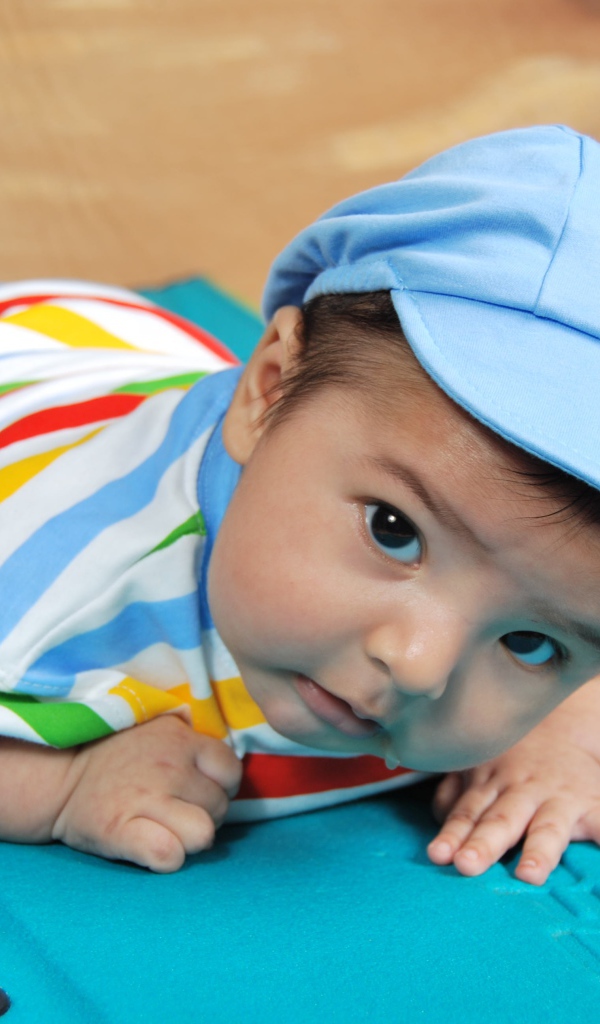 Маленький мальчик с голубой кепке 