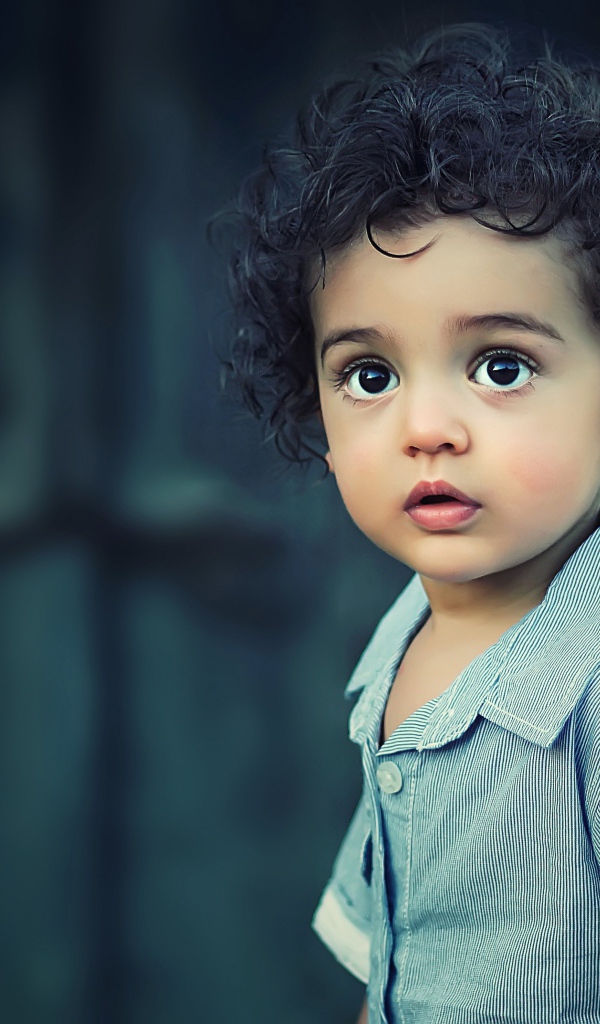 Маленький мальчик с кудрявыми волосами