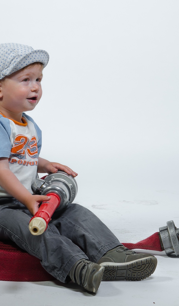 Маленький мальчик с пожарным гидрантом