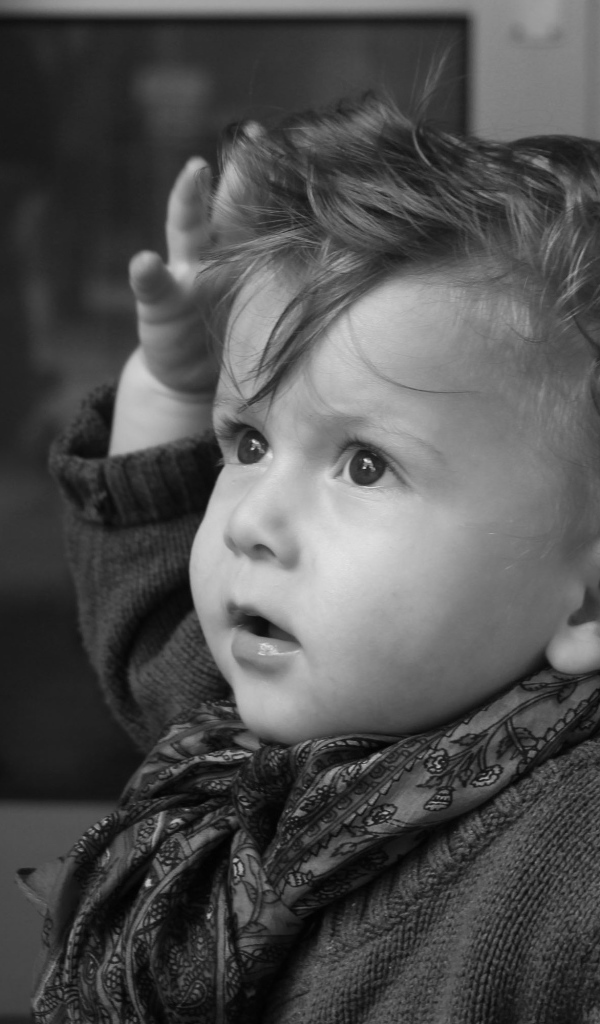 Маленький мальчик с рукой в волосах черно-белое фото 