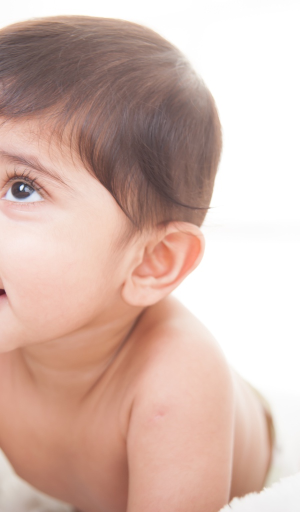 Маленький кареглазый мальчик на белом фоне 