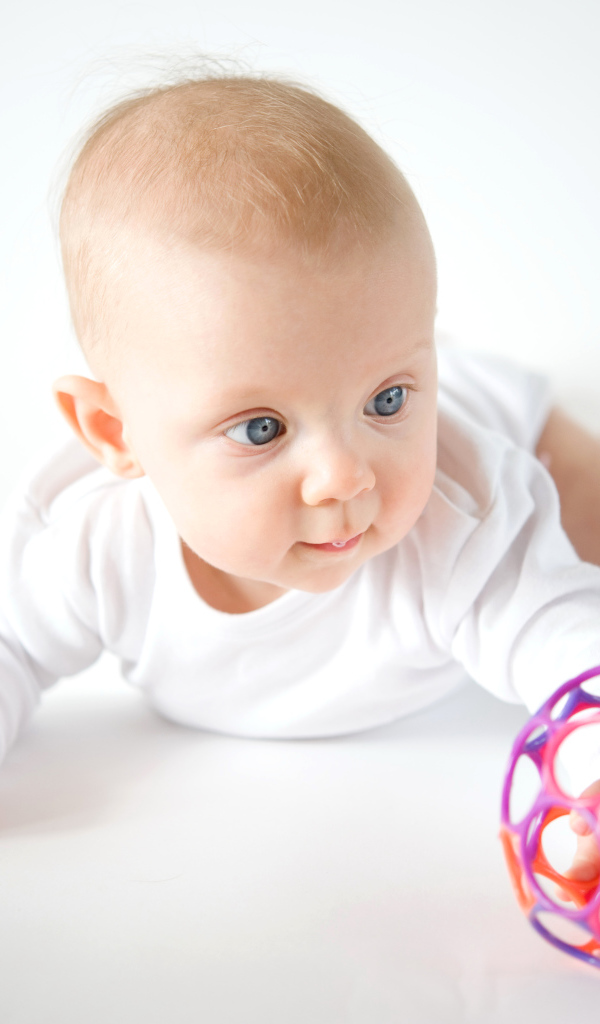 Маленький ребенок с игрушечным мячом