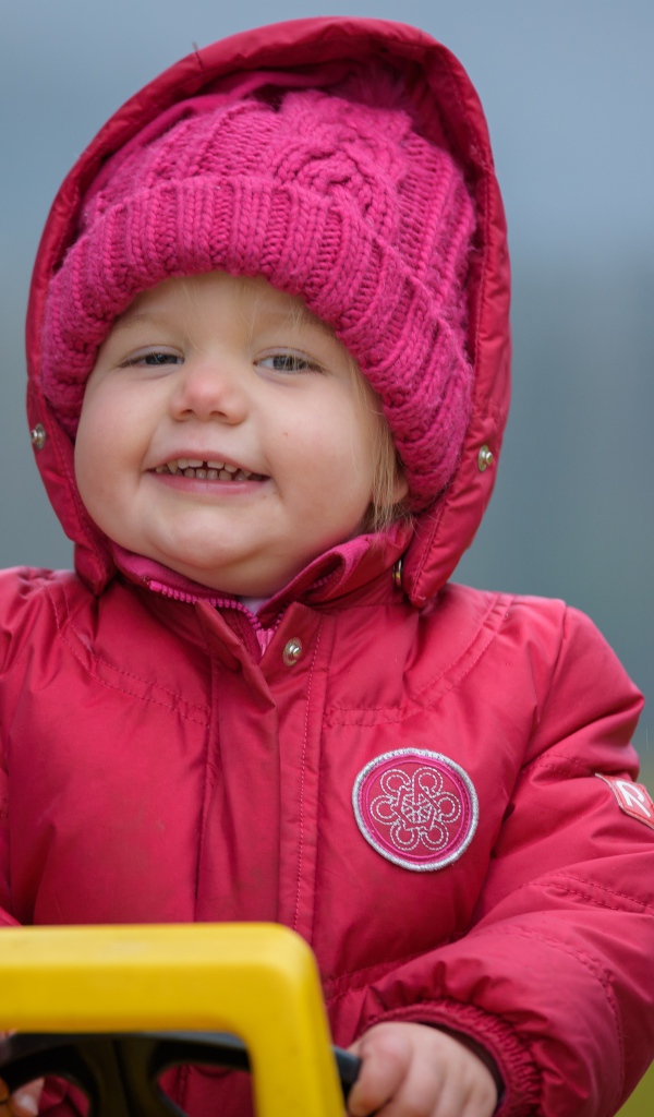 Маленькая девочка в розовой курточке 