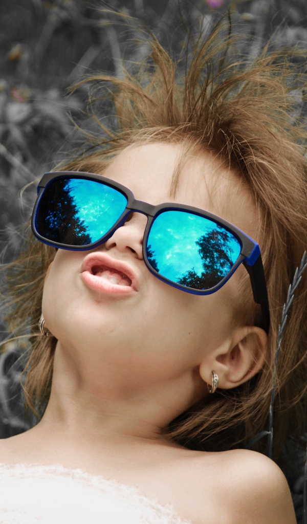 Маленькая девочка в очках со смешной прической