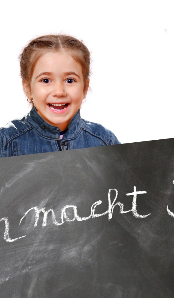 Маленькая девочка школьница с доской на белом фоне