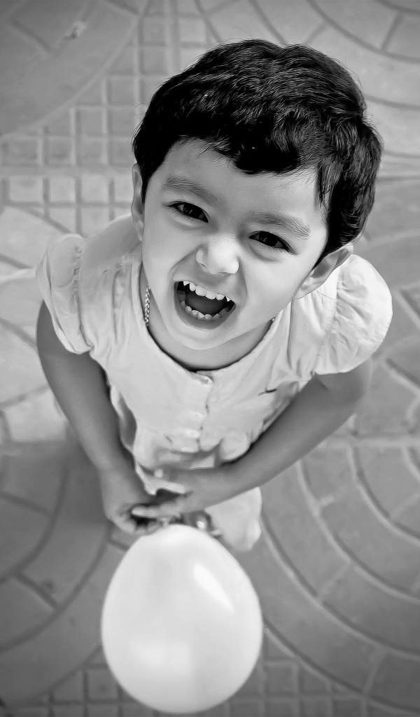 Маленькая девочка с шариком 