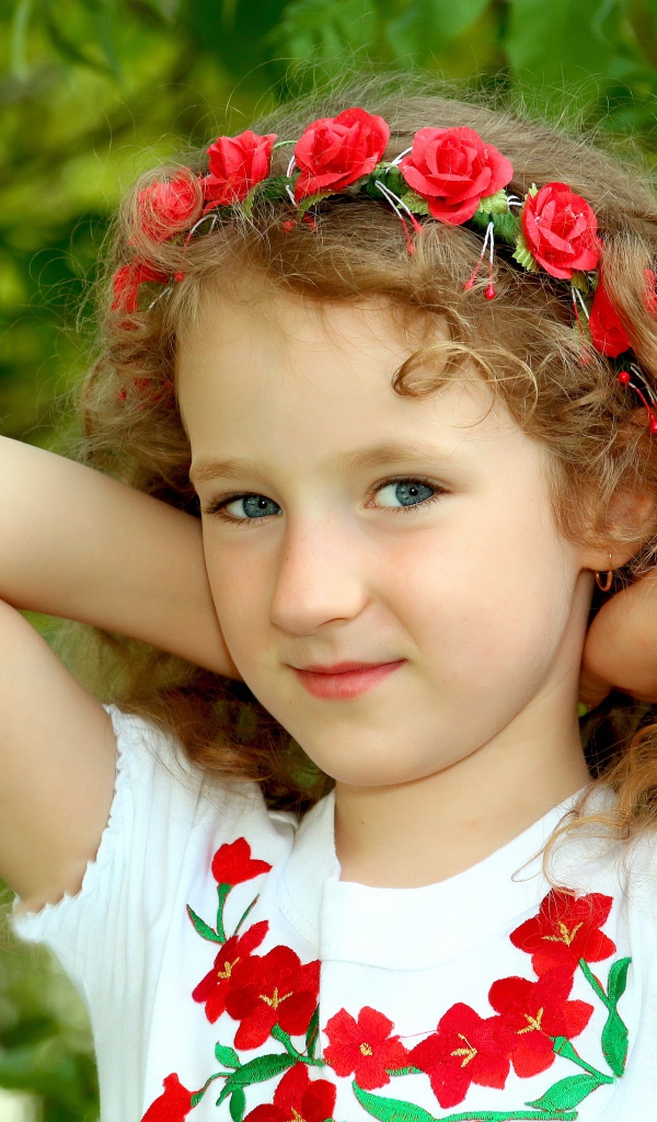 Маленькая  девочка с обручем с цветами на голове 