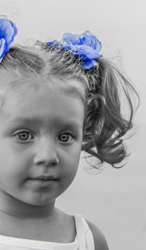 Маленькая девочка с голубыми бантиками в волосах 