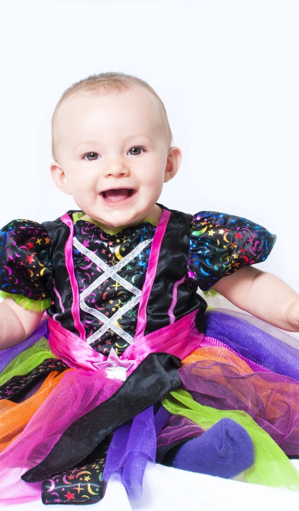 Маленькая улыбающаяся девочка на белом фоне 