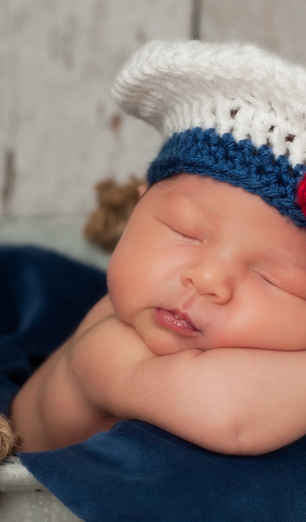 Маленький грудной ребенок в вязаной шапке 