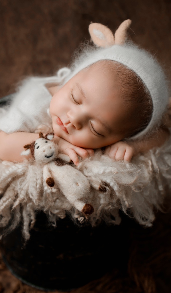 Маленький грудной ребенок спит в ведре