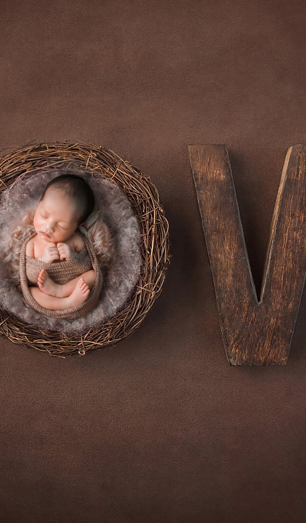 Маленький грудной ребенок с надписью любовь 