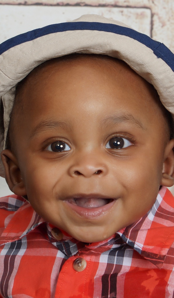 Улыбающийся темнокожий мальчик в панаме