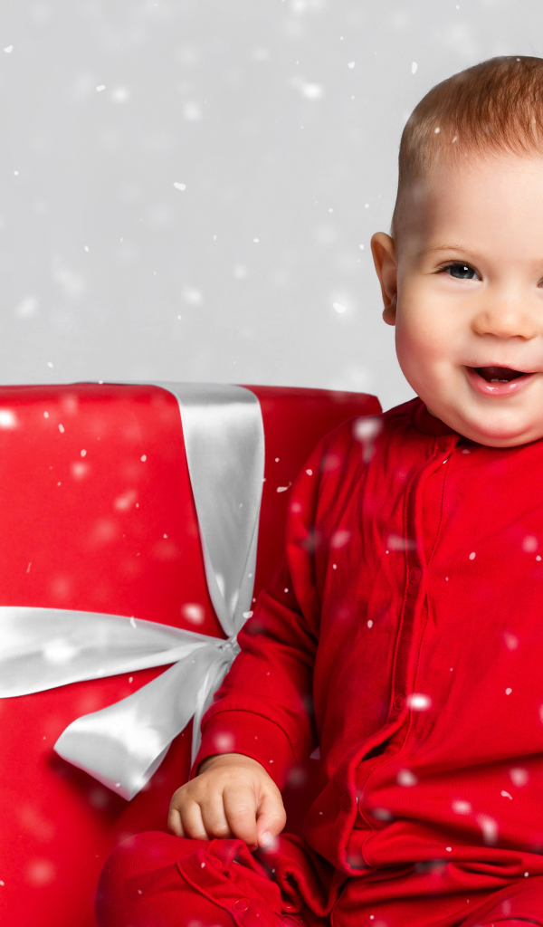 Улыбающийся ребенок с большими красными подарками 