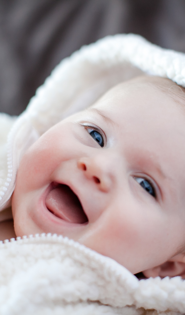 Улыбающийся милый ребенок в теплом костюме 