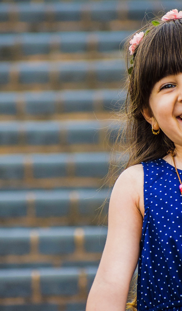 Улыбающаяся маленькая девочка в платье