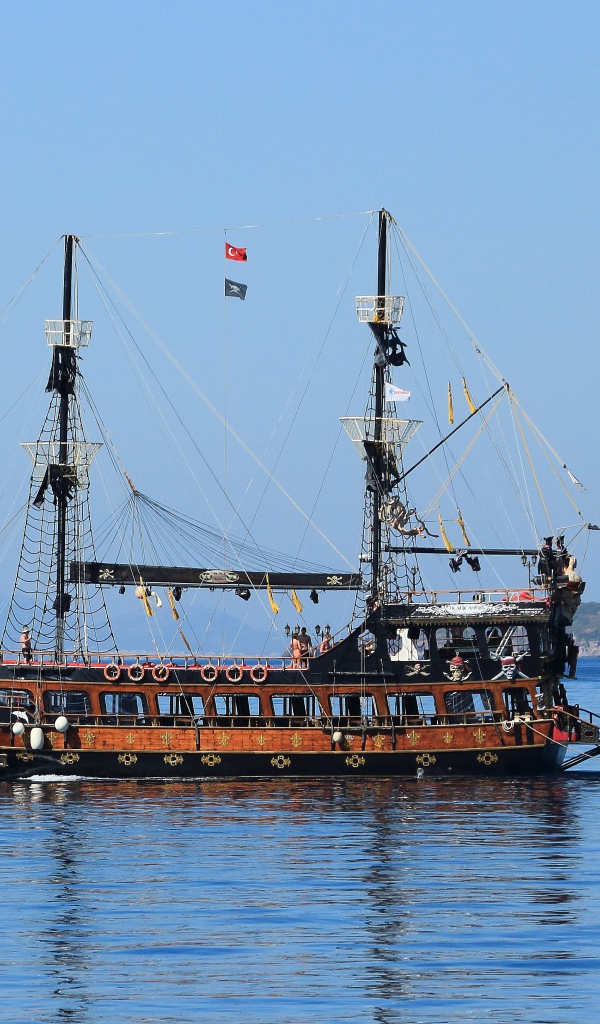 Большой красивый пиратский корабль в море 