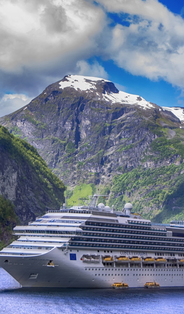 Большой белый круизный лайнер в фьорде 