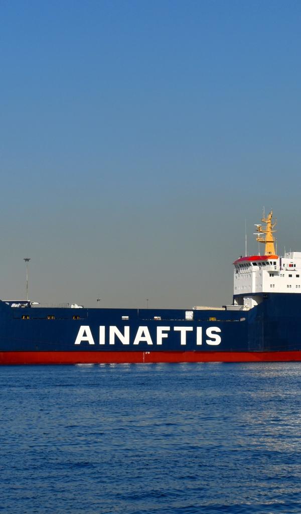Грузовой танкер Ainaftis в гавани 