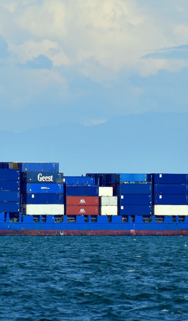 Грузовой танкер с контейнерами в море