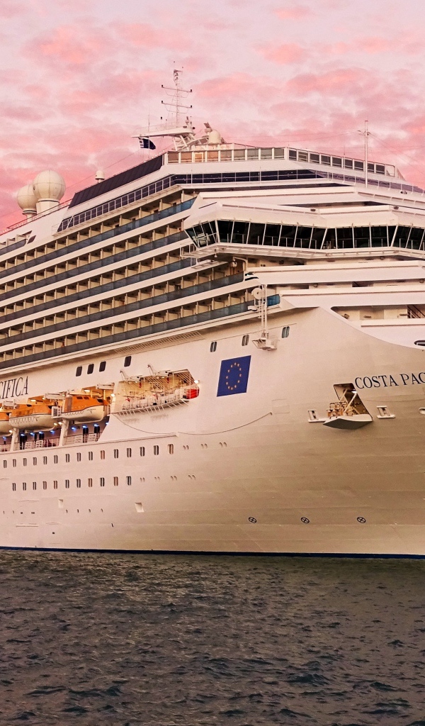 Круизный лайнер Costa Pacifica на фоне розового неба