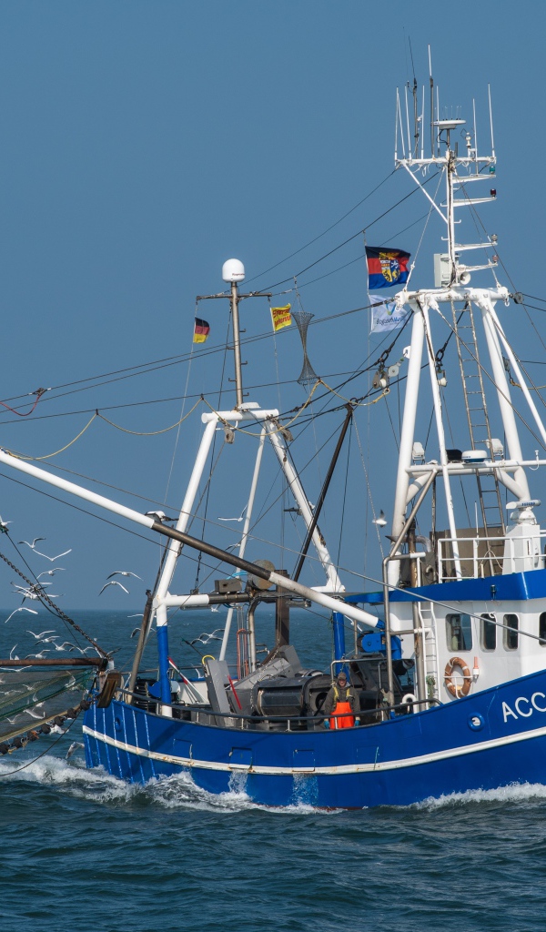 Рыболовецкая шхуна с сетями в море 