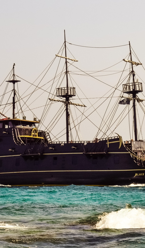 Большой черный пиратский корабль Black Pearl