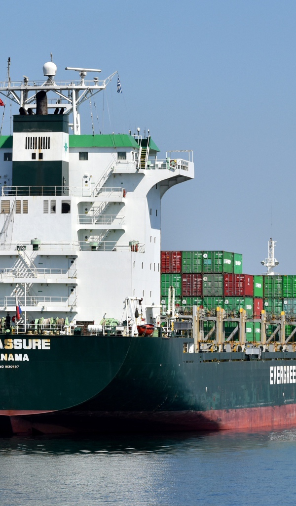 Большой грузовой танкер с контейнерами в море 