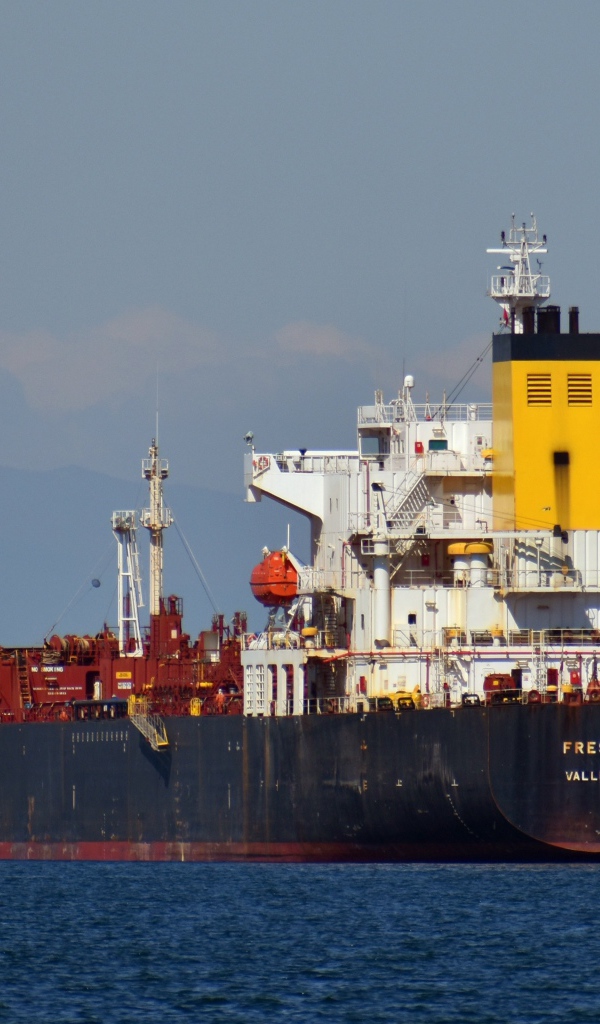 Большой контейнеровоз в море 