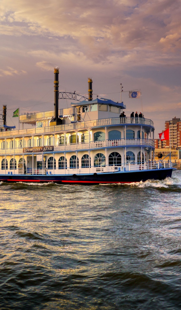Большой круизный теплоход Louisiana Star  в воде 