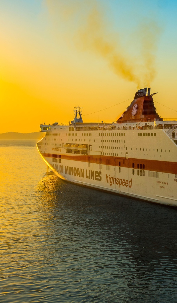 Большой круизный лайнер уплывает в закат 